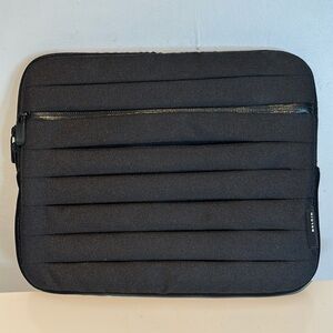 Belkin F8N277tt Pleated Sleeve for Apple iPad and iPad 2